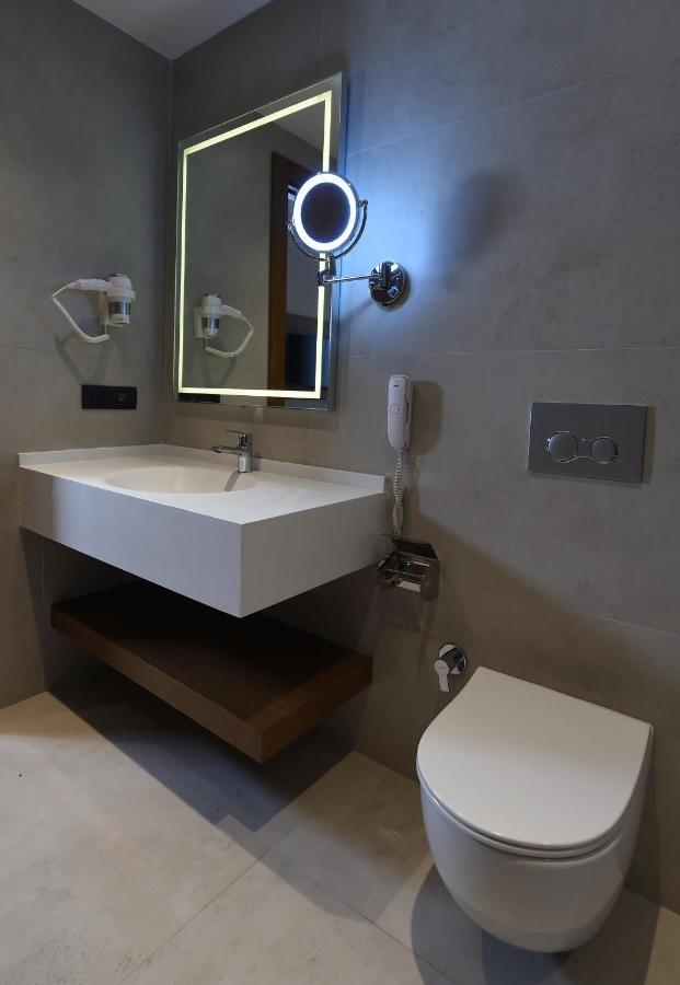 Cher Hotel & Spa Taksim Istanbul Exterior foto A wall mounted sink