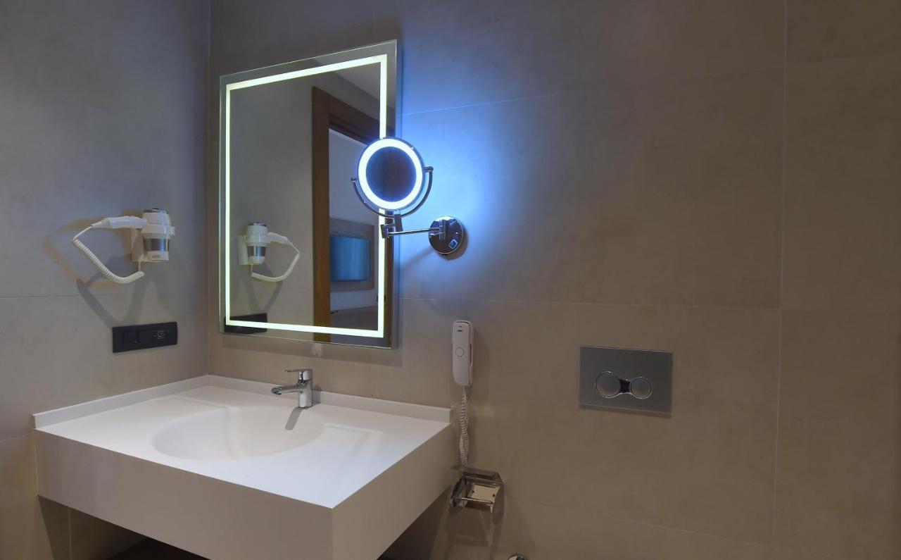 Cher Hotel & Spa Taksim Istanbul Exterior foto Bathroom mirror with LED lighting